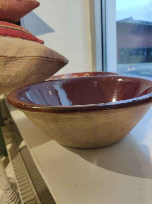 Gammelt brunt lerfad med hvid dekoration