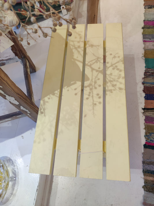 Lille lysegul vaskebænk