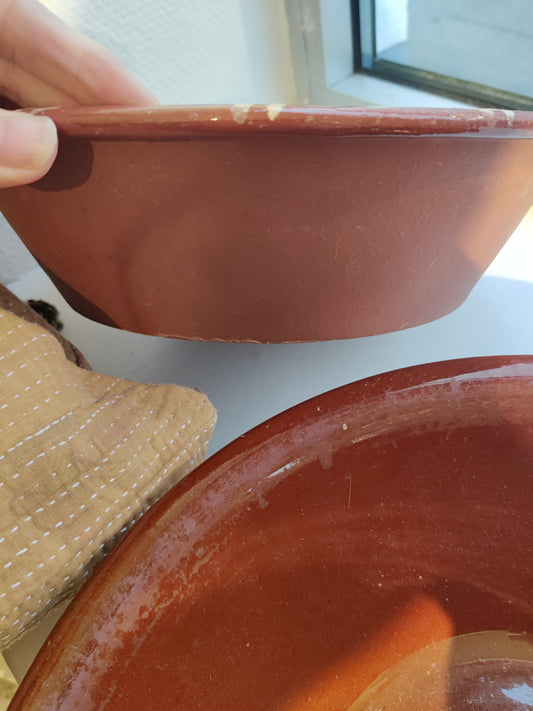 Gammelt brunt lerfad fad med hvid dekoration