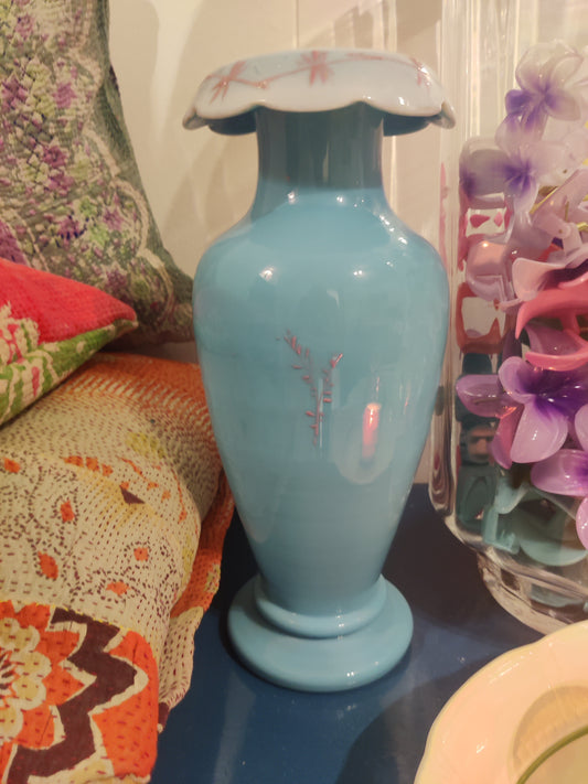 Stor smuk opaline vase med blomster og trane motiv