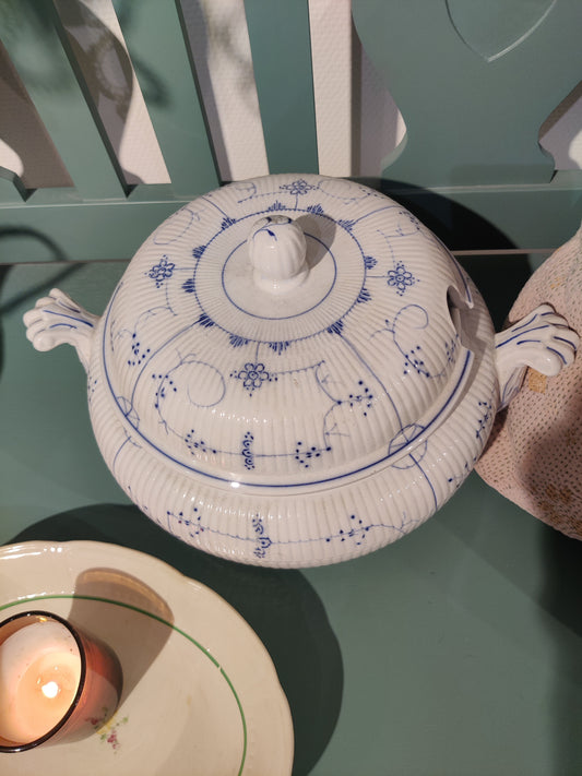 Vintage suppeterrin med fint blåt mønster