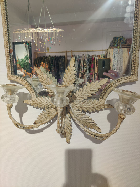 Smukt fransk vintage spejl med flotte detaljer og lysestager med glas